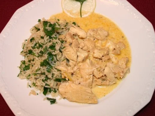 Hühnerbruststreifen an Ingwer-Zitronen-Soße, begleitet von Petersilien-Weißwein-Reis - Rezept