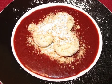 Topfenknödel mit Buttersemmelbrösel und Zwetschgenschaum - Rezept