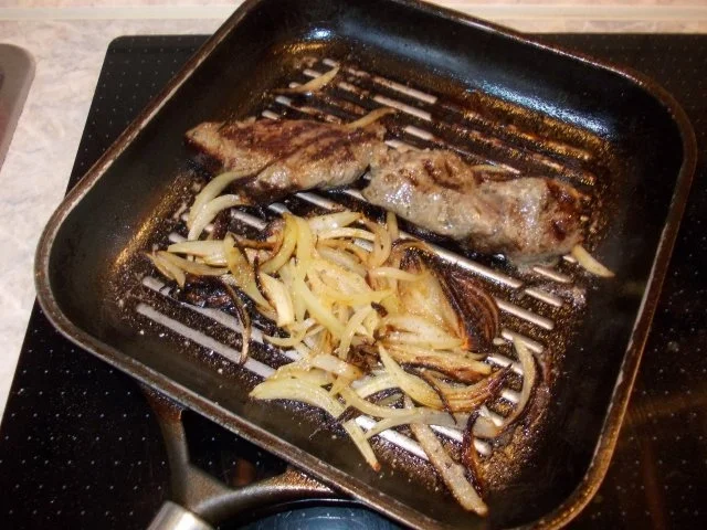 LAMM-MEDAILLONS mit GEBRATENEN ZWIEBEL - Rezept - Bild Nr. 3