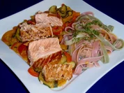 Lachsfilet auf Zucchini-Paprikagemüse und Tagliatelle (5farbig) - Rezept