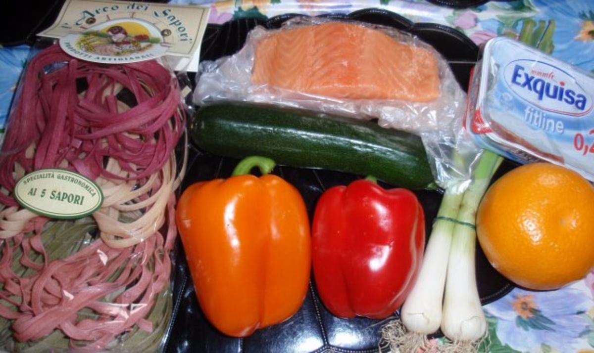 Lachsfilet auf Zucchini-Paprikagemüse und Tagliatelle (5farbig) - Rezept - Bild Nr. 2