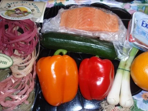 Rezept: Lachsfilet auf Zucchini-Paprikagemüse und Tagliatelle (5farbig) Bild Nr. 2 Lachsfilet auf Zucchini-Paprikagemüse und Tagliatelle (5farbig) - Rezept - Bild Nr. 2