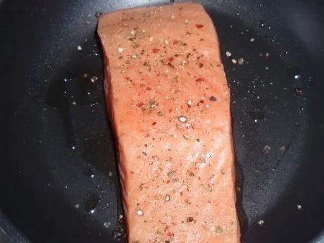 Rezept: Lachsfilet auf Zucchini-Paprikagemüse und Tagliatelle (5farbig) Bild Nr. 3 Lachsfilet auf Zucchini-Paprikagemüse und Tagliatelle (5farbig) - Rezept - Bild Nr. 3