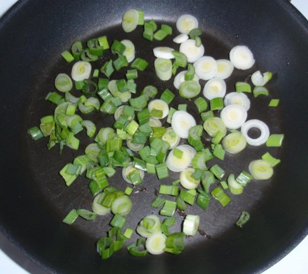 Lachsfilet auf Zucchini-Paprikagemüse und Tagliatelle (5farbig) - Rezept - Bild Nr. 4