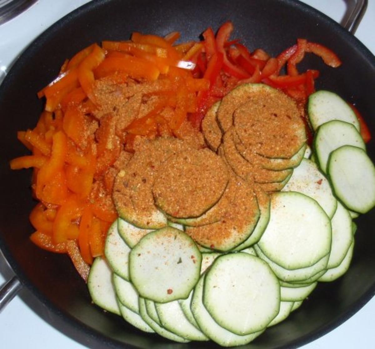 Lachsfilet auf Zucchini-Paprikagemüse und Tagliatelle (5farbig) - Rezept - Bild Nr. 5