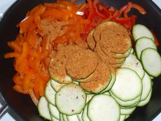 Rezept: Lachsfilet auf Zucchini-Paprikagemüse und Tagliatelle (5farbig) Bild Nr. 5 Lachsfilet auf Zucchini-Paprikagemüse und Tagliatelle (5farbig) - Rezept - Bild Nr. 5