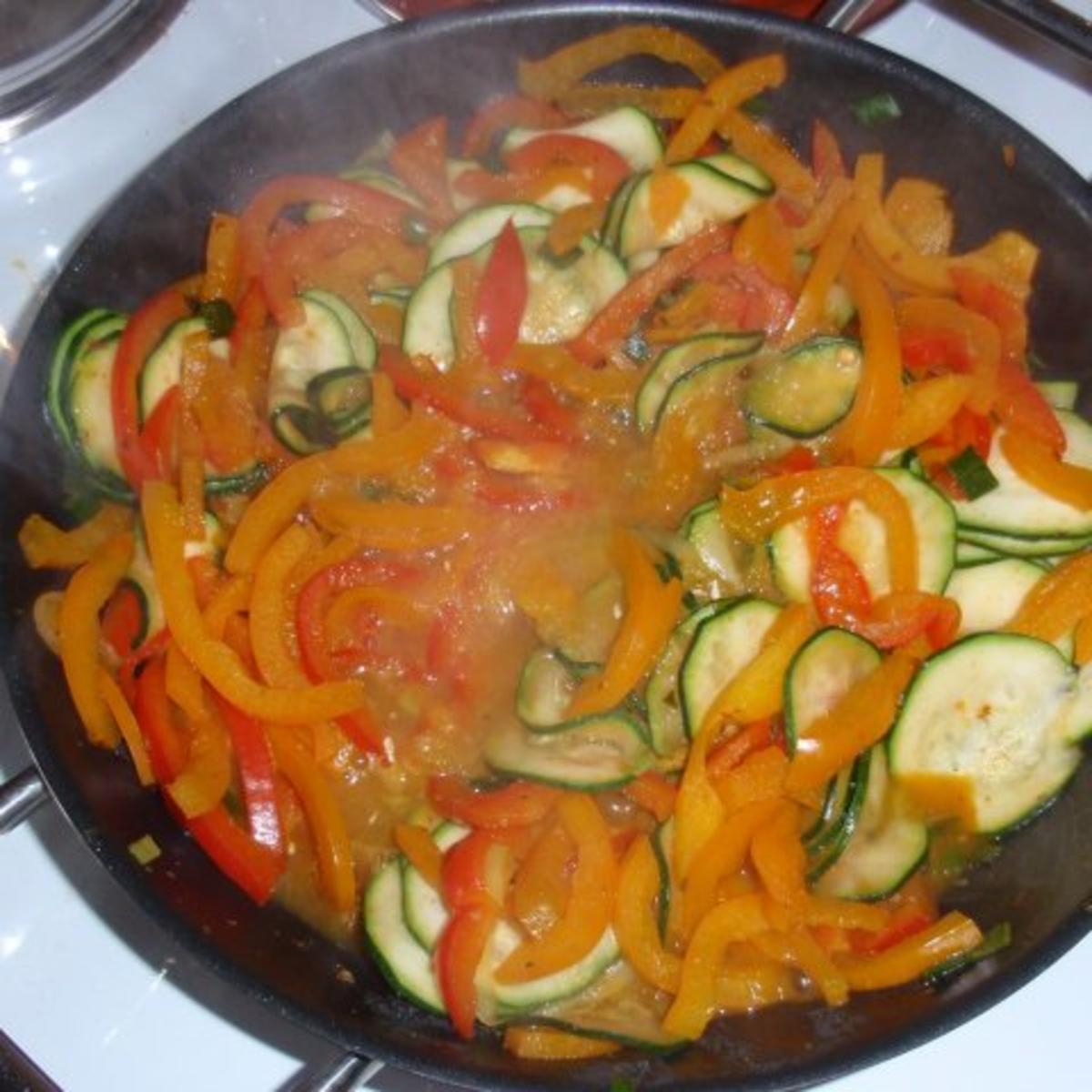 Lachsfilet auf Zucchini-Paprikagemüse und Tagliatelle (5farbig) - Rezept - Bild Nr. 7