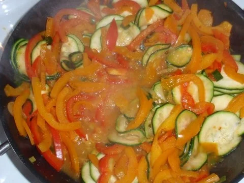 Rezept: Lachsfilet auf Zucchini-Paprikagemüse und Tagliatelle (5farbig) Bild Nr. 7 Lachsfilet auf Zucchini-Paprikagemüse und Tagliatelle (5farbig) - Rezept - Bild Nr. 7