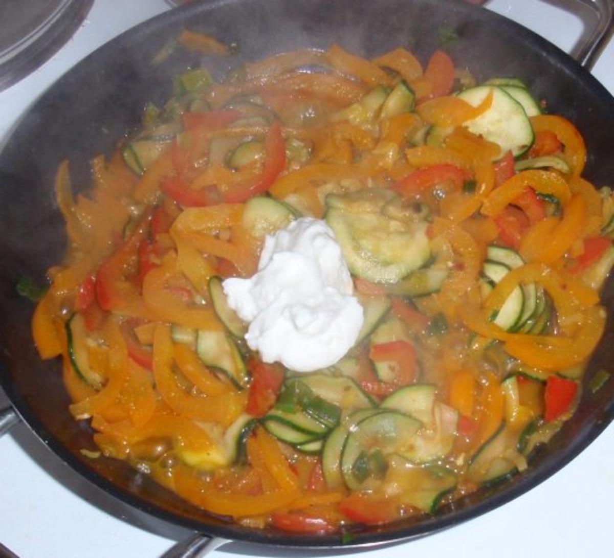 Lachsfilet auf Zucchini-Paprikagemüse und Tagliatelle (5farbig) - Rezept - Bild Nr. 8