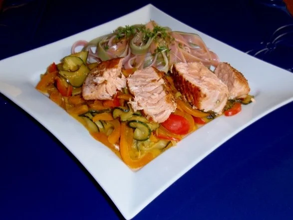 Rezept: Lachsfilet auf Zucchini-Paprikagemüse und Tagliatelle (5farbig) Bild Nr. 10 Lachsfilet auf Zucchini-Paprikagemüse und Tagliatelle (5farbig) - Rezept - Bild Nr. 10