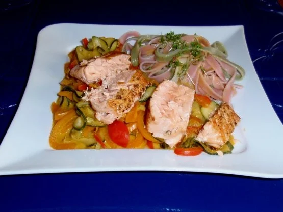 Rezept: Lachsfilet auf Zucchini-Paprikagemüse und Tagliatelle (5farbig) Bild Nr. 11 Lachsfilet auf Zucchini-Paprikagemüse und Tagliatelle (5farbig) - Rezept - Bild Nr. 11