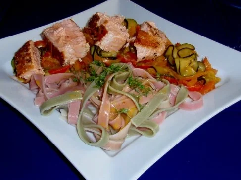 Rezept: Lachsfilet auf Zucchini-Paprikagemüse und Tagliatelle (5farbig) Bild Nr. 12 Lachsfilet auf Zucchini-Paprikagemüse und Tagliatelle (5farbig) - Rezept - Bild Nr. 12