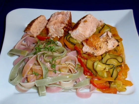 Rezept: Lachsfilet auf Zucchini-Paprikagemüse und Tagliatelle (5farbig) Bild Nr. 13 Lachsfilet auf Zucchini-Paprikagemüse und Tagliatelle (5farbig) - Rezept - Bild Nr. 13