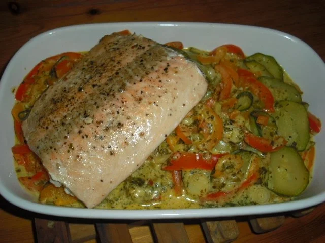 Rezept: Lachsfilet auf Zucchini-Paprikagemüse und Tagliatelle (5farbig) Bild Nr. 2 Lachsfilet auf Zucchini-Paprikagemüse und Tagliatelle (5farbig) - Rezept - Bild Nr. 2