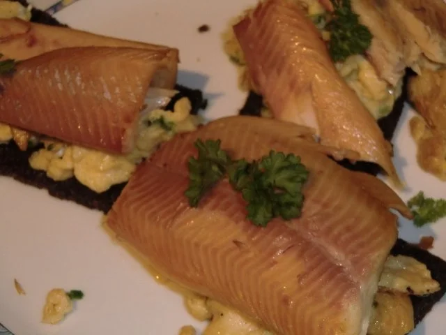 Geräuchertes Forellenfilet auf geröstetem Pumpernickel mit Rührei - Rezept