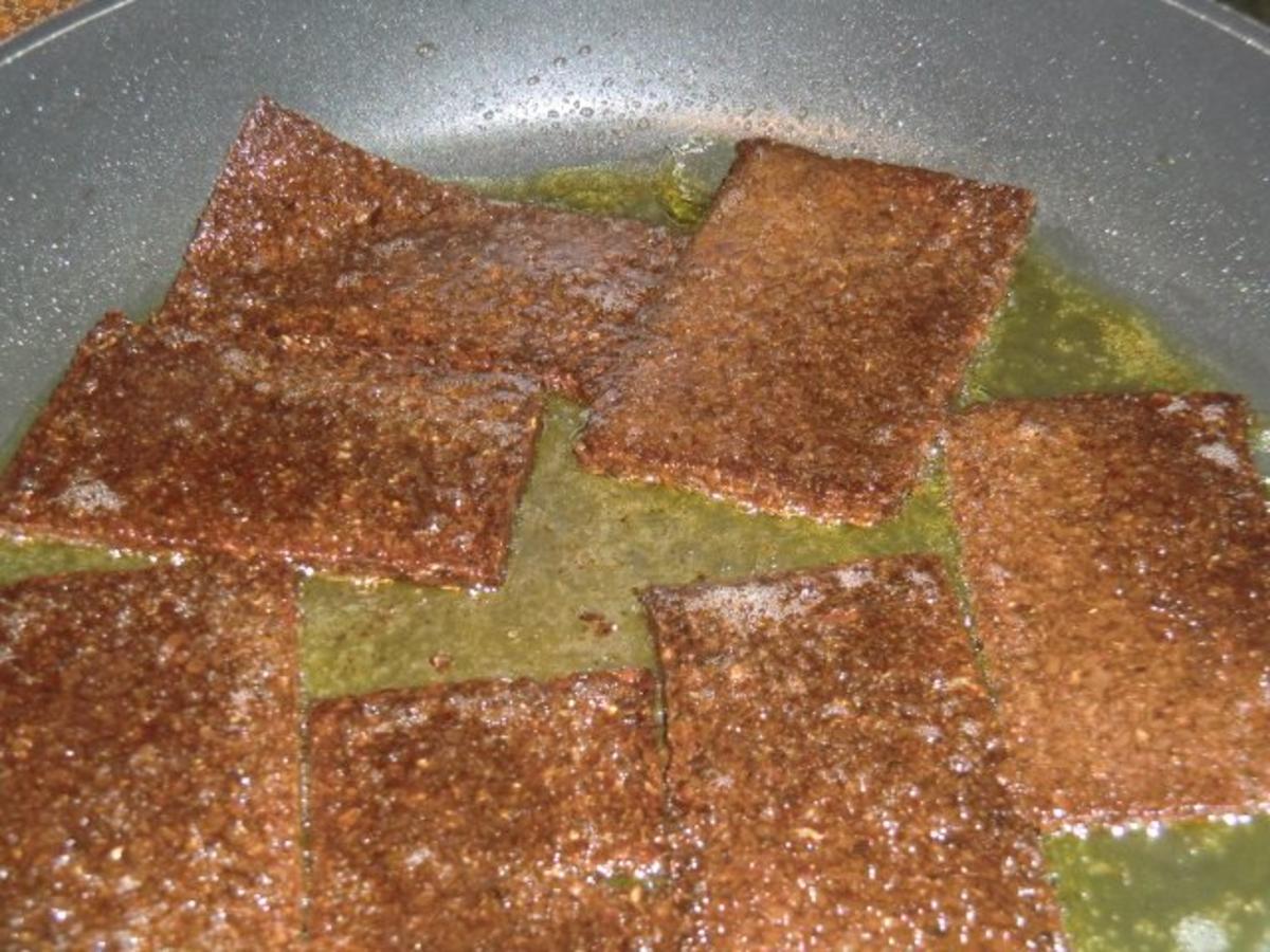 Geräuchertes Forellenfilet auf geröstetem Pumpernickel mit Rührei ...
