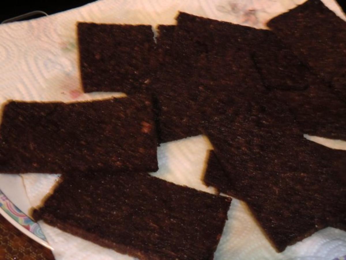 Geräuchertes Forellenfilet auf geröstetem Pumpernickel mit Rührei ...
