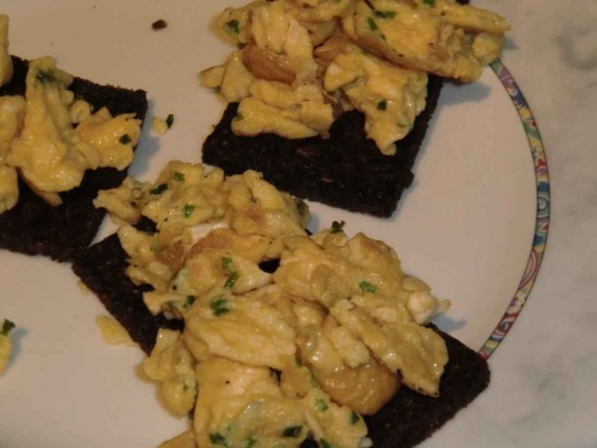 Geräuchertes Forellenfilet auf geröstetem Pumpernickel mit Rührei ...