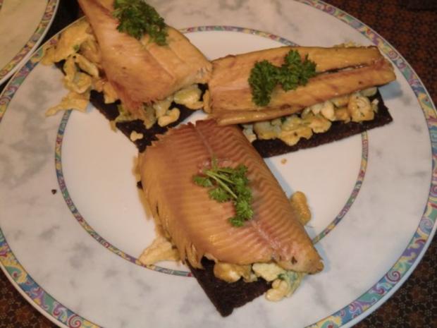 Geräuchertes Forellenfilet auf geröstetem Pumpernickel mit Rührei ...