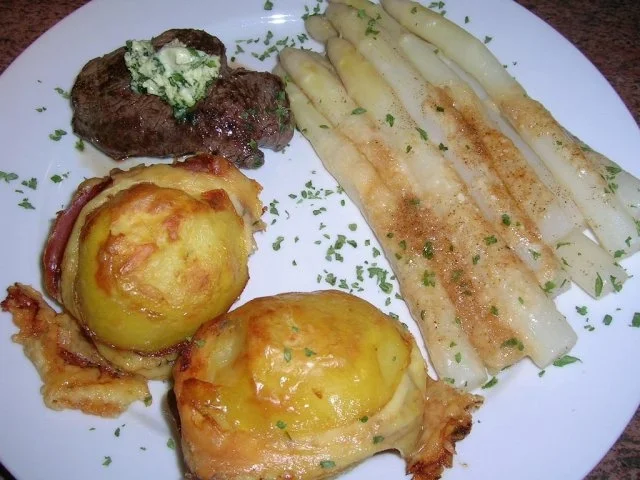 Rezept: Spargel Milano neben Herrenkartoffeln und kleinem Filetsteak Spargel Milano neben Herrenkartoffeln und kleinem Filetsteak - Rezept