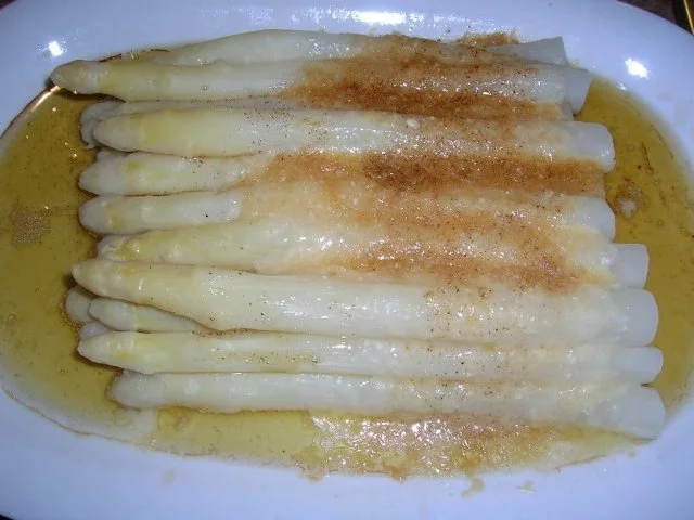 Rezept: Spargel Milano neben Herrenkartoffeln und kleinem Filetsteak Bild Nr. 2 Spargel Milano neben Herrenkartoffeln und kleinem Filetsteak - Rezept - Bild Nr. 2