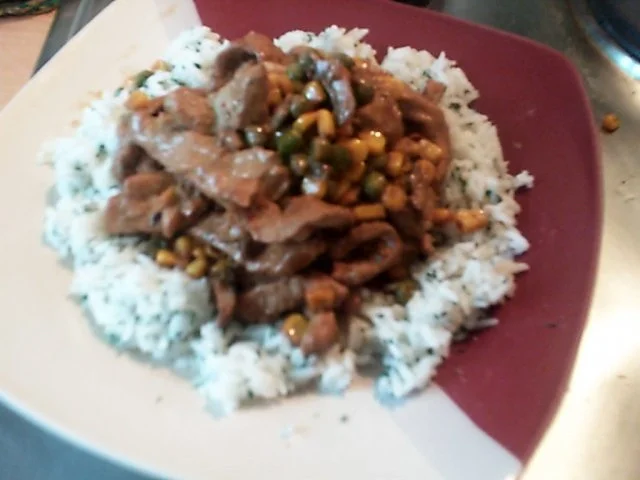 Mariniertes Schweinerahmgeschnetzeltes mit Reisrand - Rezept