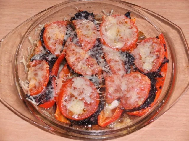 Rezept: Hauptgericht: Paprika mit Blutwurst gefüllt und überbacken Hauptgericht: Paprika mit Blutwurst gefüllt und überbacken - Rezept