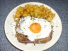 Fleischkäse mit Röstzwiebeln, Ei und Bratkartöffelchen - Rezept