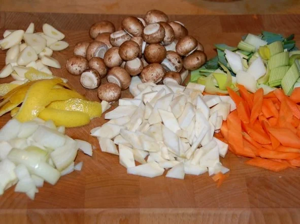 GESCHMORTES HÄHNCHEN IN WEISSWEIN  /  COQ  AU VIN BLANC - Rezept - Bild Nr. 6