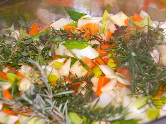 GESCHMORTES HÄHNCHEN IN WEISSWEIN  /  COQ  AU VIN BLANC - Rezept - Bild Nr. 12