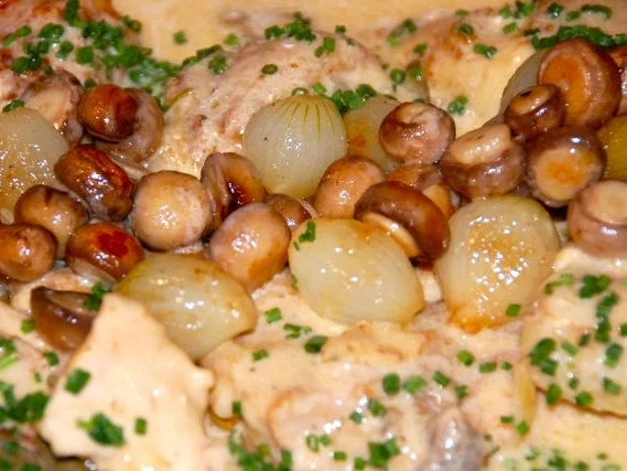 GESCHMORTES HÄHNCHEN IN WEISSWEIN  /  COQ  AU VIN BLANC - Rezept - Bild Nr. 19