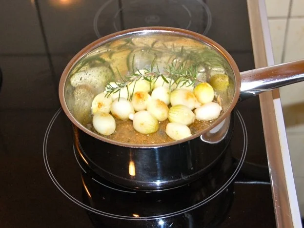 GESCHMORTES HÄHNCHEN IN WEISSWEIN  /  COQ  AU VIN BLANC - Rezept - Bild Nr. 15