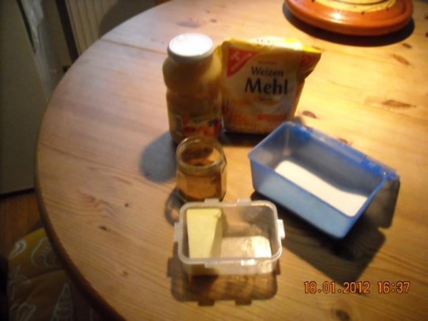 Hefestreuselkuchen mit Apfelmus - einfach - 287 kcal/100g
