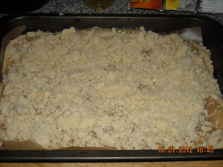 Hefestreuselkuchen mit Apfelmus - einfach - 287 kcal/100g