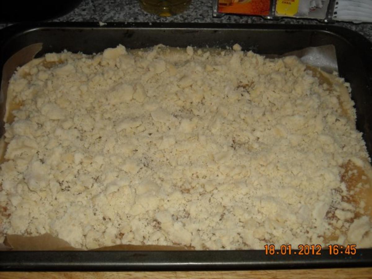 Hefestreuselkuchen mit Apfelmus - einfach - 287 kcal/100g