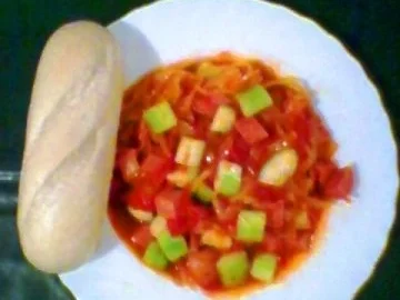 Wurstgulasch mit Sauerkraut und Gurke - Rezept