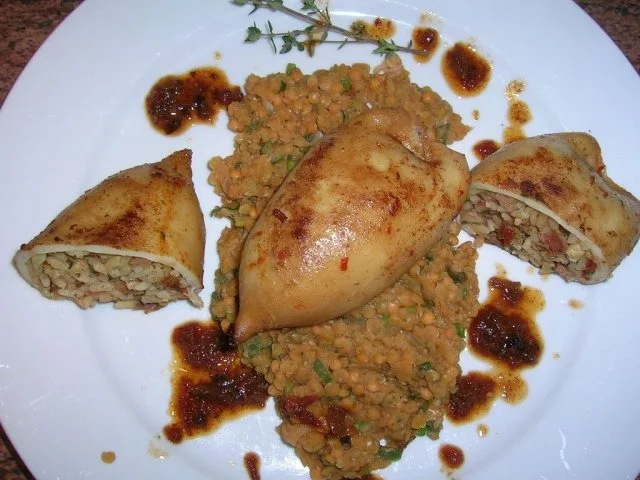 Tintenfischtuben, herzhaft gefüllt auf roten Linsen - Rezept - Bild Nr. 2