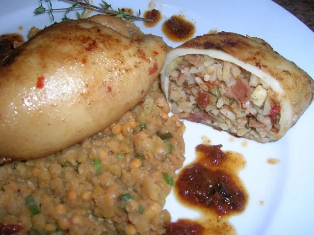 Tintenfischtuben, herzhaft gefüllt auf roten Linsen - Rezept - Bild Nr. 3