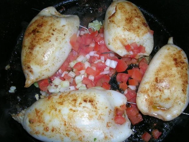 Tintenfischtuben, herzhaft gefüllt auf roten Linsen - Rezept - Bild Nr. 4