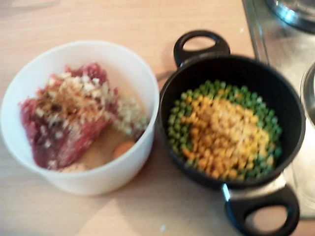 Hackbällchen in Tomatensosse mit Erbsen-Maisgemüse - Rezept - Bild Nr. 4