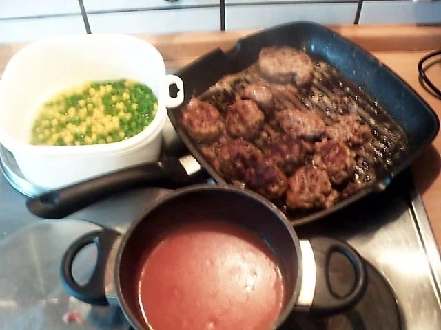 Hackbällchen in Tomatensosse mit Erbsen-Maisgemüse - Rezept - Bild Nr. 5