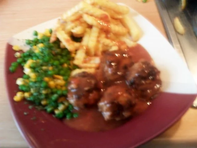 Hackbällchen in Tomatensosse mit Erbsen-Maisgemüse - Rezept