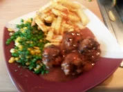 Hackbällchen in Tomatensosse mit Erbsen-Maisgemüse - Rezept