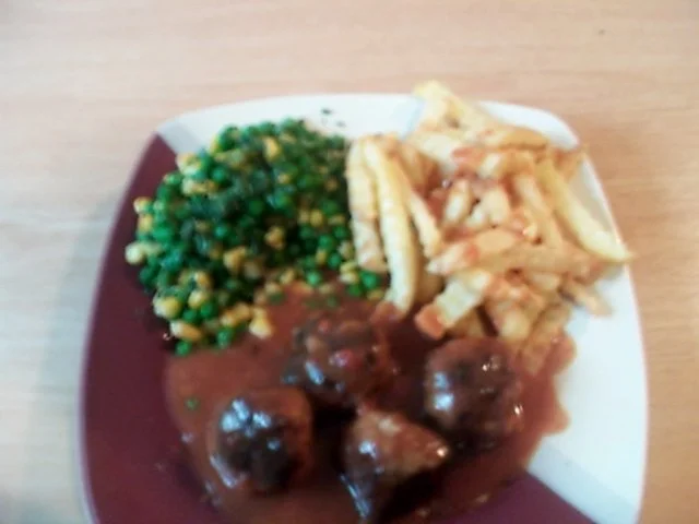 Hackbällchen in Tomatensosse mit Erbsen-Maisgemüse - Rezept - Bild Nr. 3