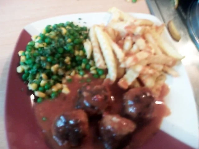 Hackbällchen in Tomatensosse mit Erbsen-Maisgemüse - Rezept - Bild Nr. 2