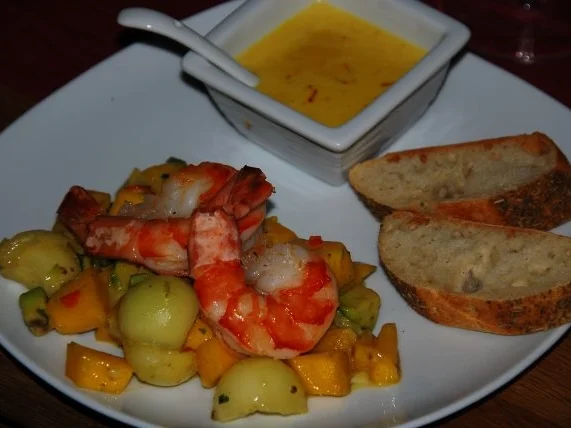 Rezept: Gambas gebettet auf lauwarmem Obstsalat an Safransauce Gambas gebettet auf lauwarmem Obstsalat an Safransauce - Rezept