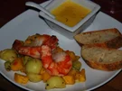 Gambas gebettet auf lauwarmem Obstsalat an Safransauce - Rezept
