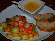 Gambas gebettet auf lauwarmem Obstsalat an Safransauce - Rezept