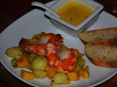 Rezept: Gambas gebettet auf lauwarmem Obstsalat an Safransauce Gambas gebettet auf lauwarmem Obstsalat an Safransauce - Rezept