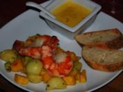 Gambas gebettet auf lauwarmem Obstsalat an Safransauce - Rezept